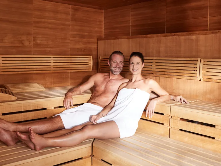 Paar in der Sauna im 4 Sterne Superior Hotel das Neuhaus