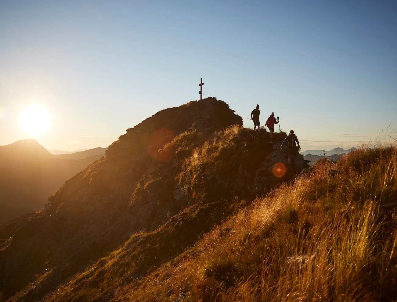 Sonnenuntergang am Berg im Herbst