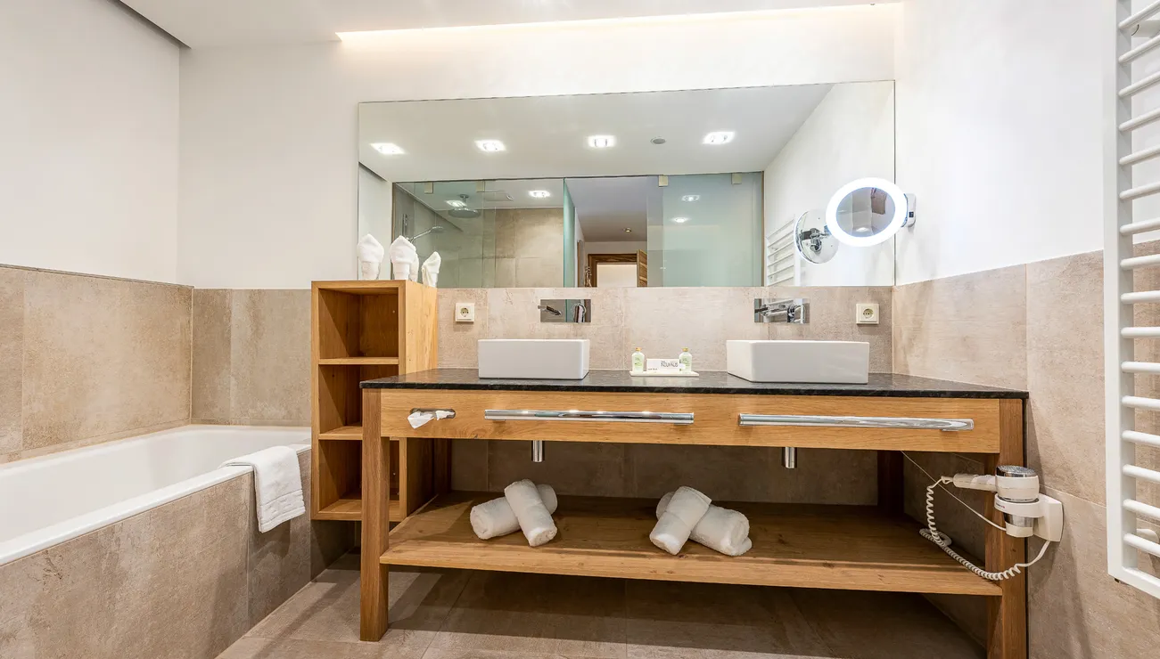 modernes Badezimmer in der Suite Deluxe Family 1 im Hotel das Neuhaus