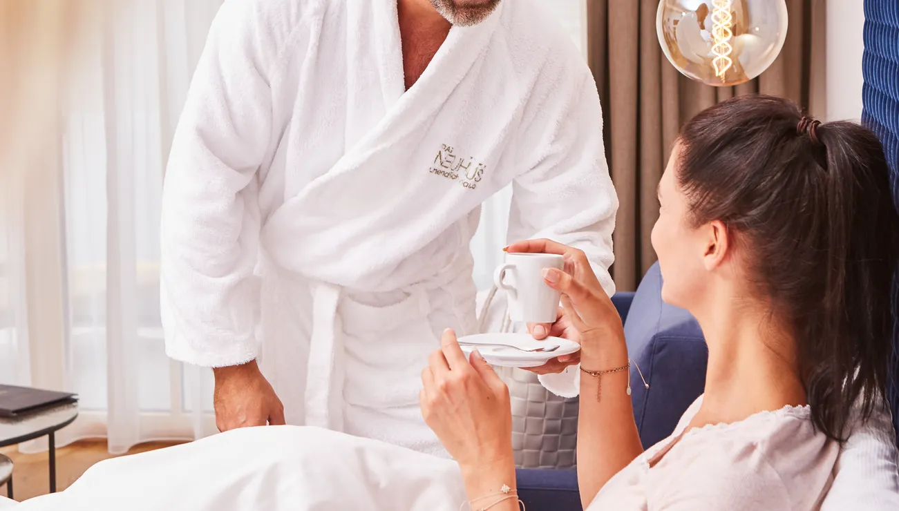 Paar im Zimmer im Hotel das Neuhaus 