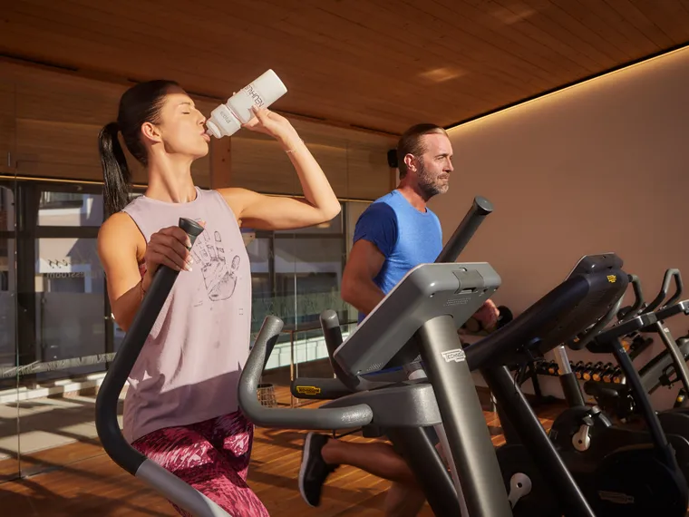 Pärchen am Sport machen im Hotel das Neuhaus