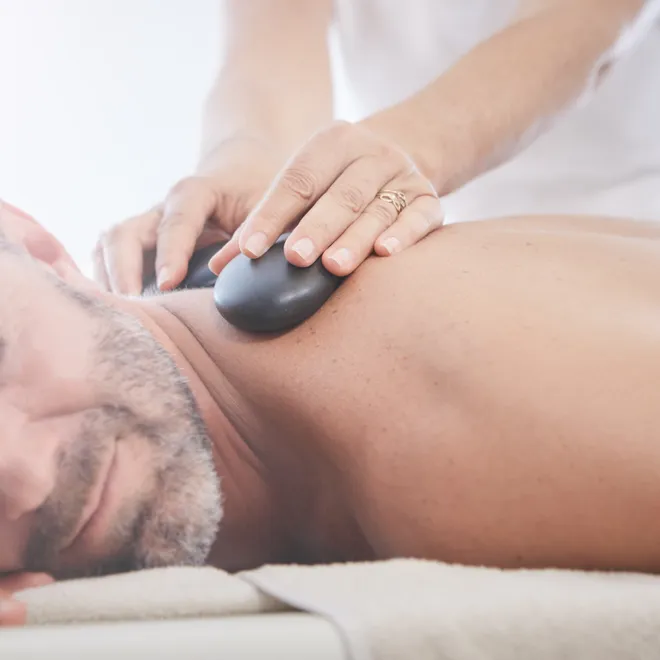 Anwendung mit Steinen in der Beauty & Relaxoase