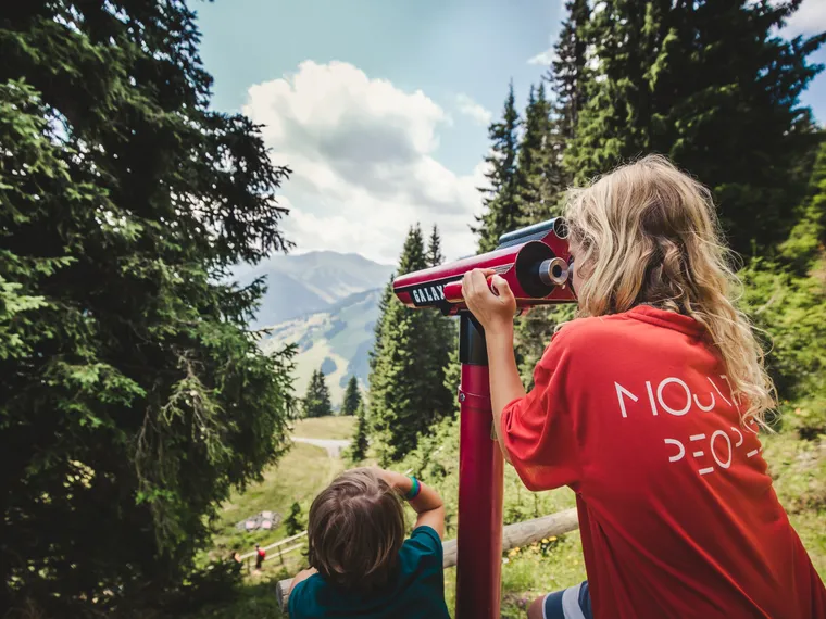 Kinder beim Wandern 