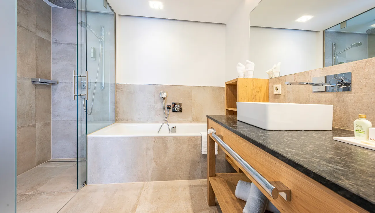Modernes Bad mit begehbarer Dusche, Badewanne und Holzwaschtisch mit Aufsatzwaschbecken