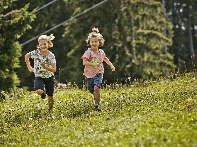 Spielende Kinder im Familienurlaub