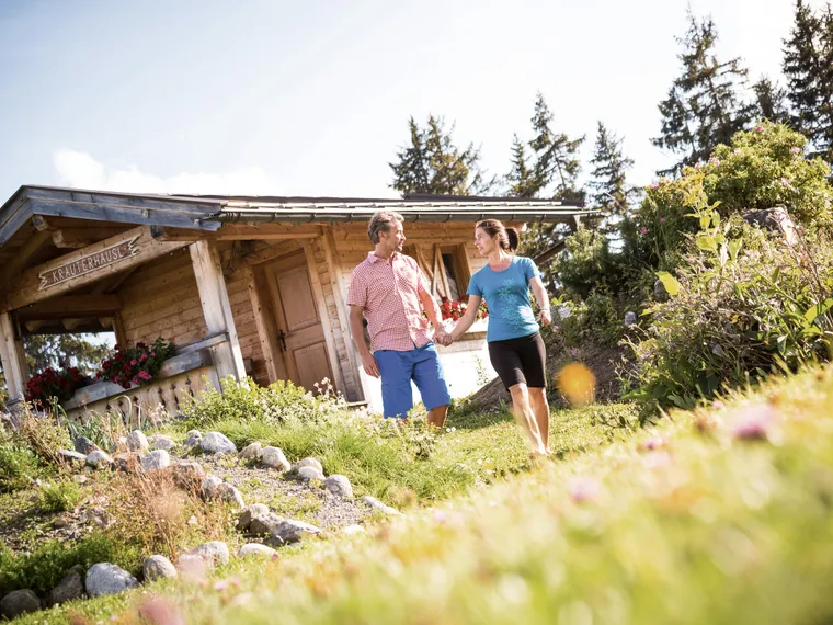 Familie unterwegs am Berg