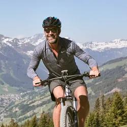 E-Biker auf Tour in Saalbach mit Blick auf das Glemmtal