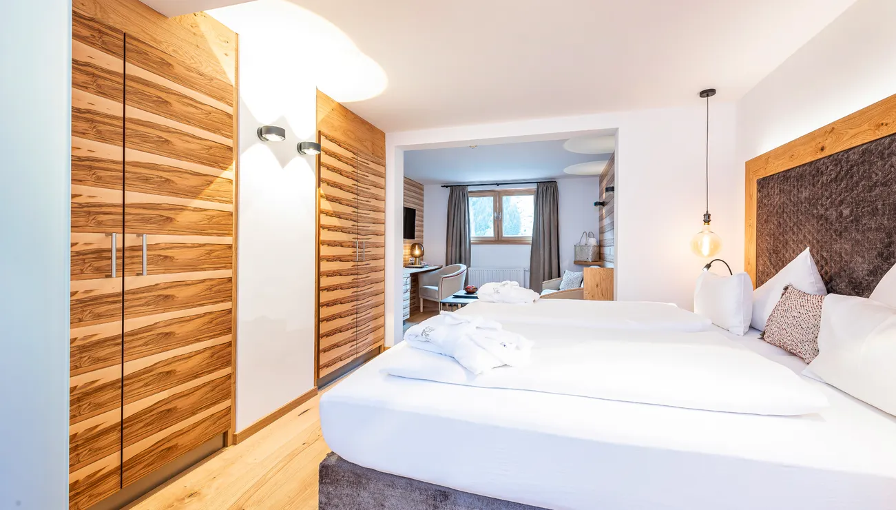 Schlafzimmer in der Juniorsuite Bergblick Family in dem Hotel das Neuhaus