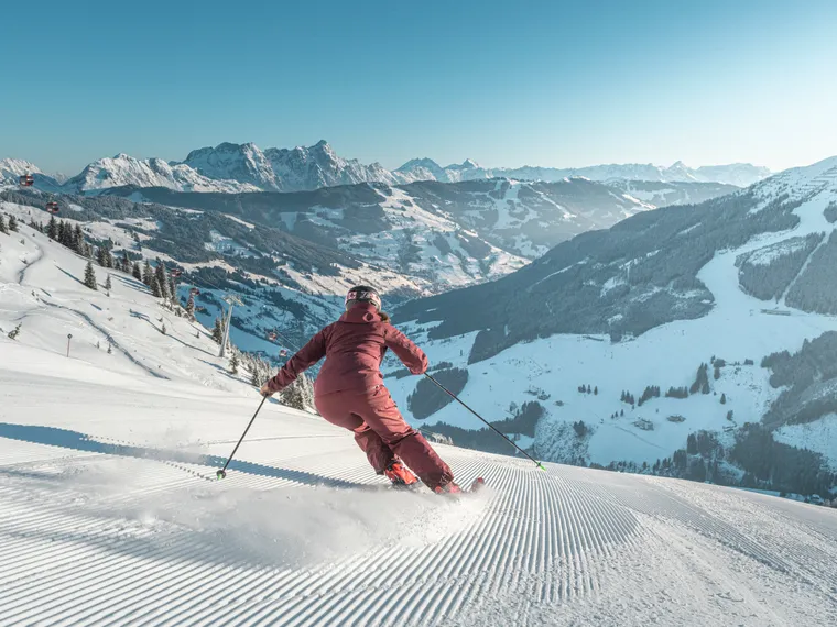 Skifahrer fährt die Piste runter