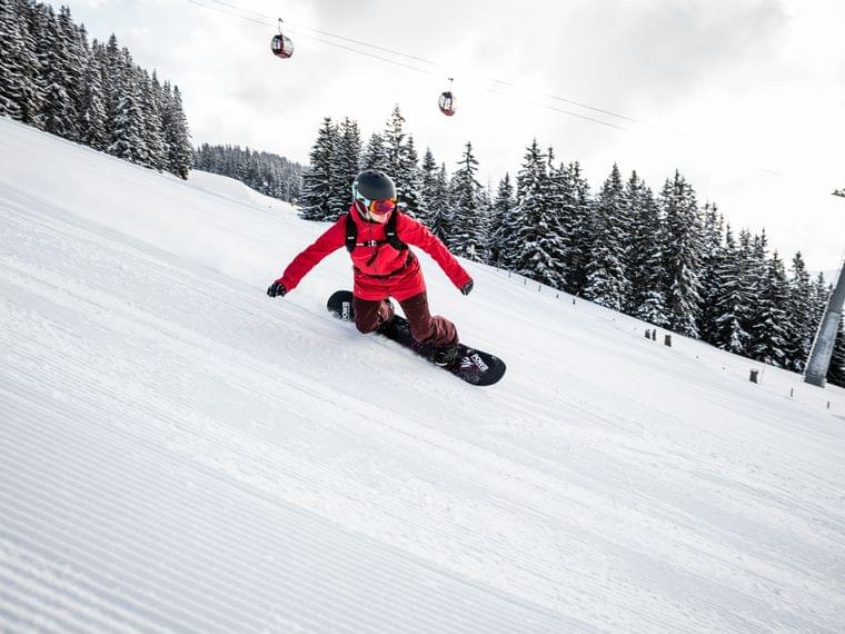 Snowboarden auf den breiten Pisten in Saalbach