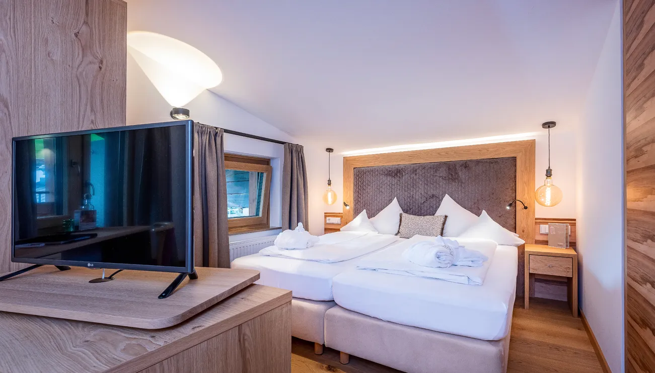 Schlafzimmer in der Juniorsuite Bergblick Family in dem Hotel das Neuhaus