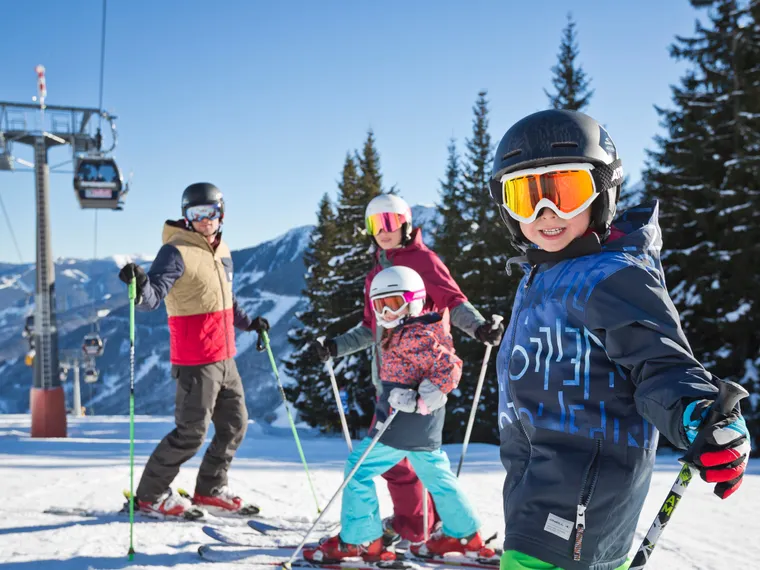  Familie beim Skifahren in Saalbach Hinterglemm