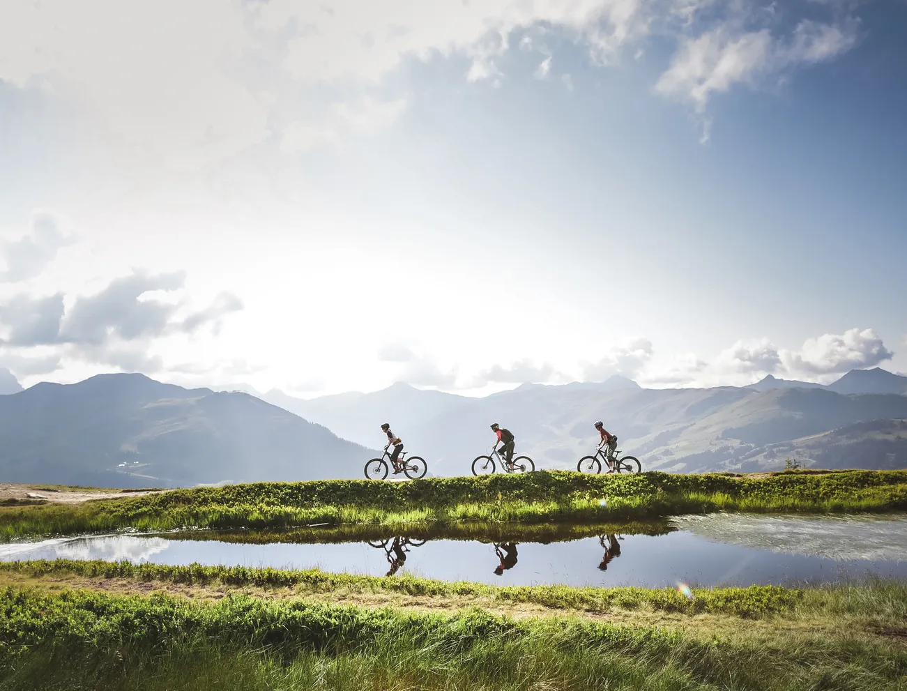 Biker am Berg bei einem See in Saalbach