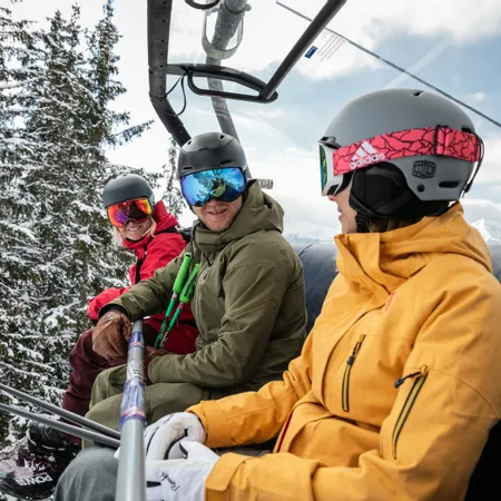 Aktivurlaub im Winter - Skifahrer am Sessellift