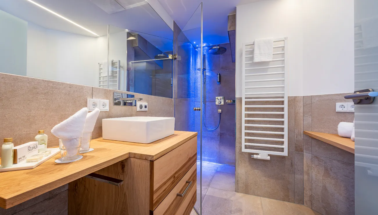 großzügiges Badezimmer mit Dusche im Hotel das Neuhaus