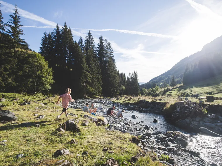 Mountainbiker mit Radanhänger am Forstweg in Saalbach