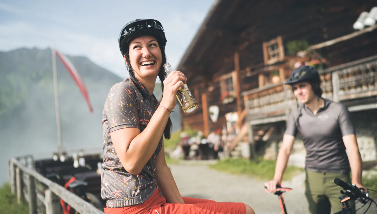 Erfrischung bei einer Rast in Saalbach