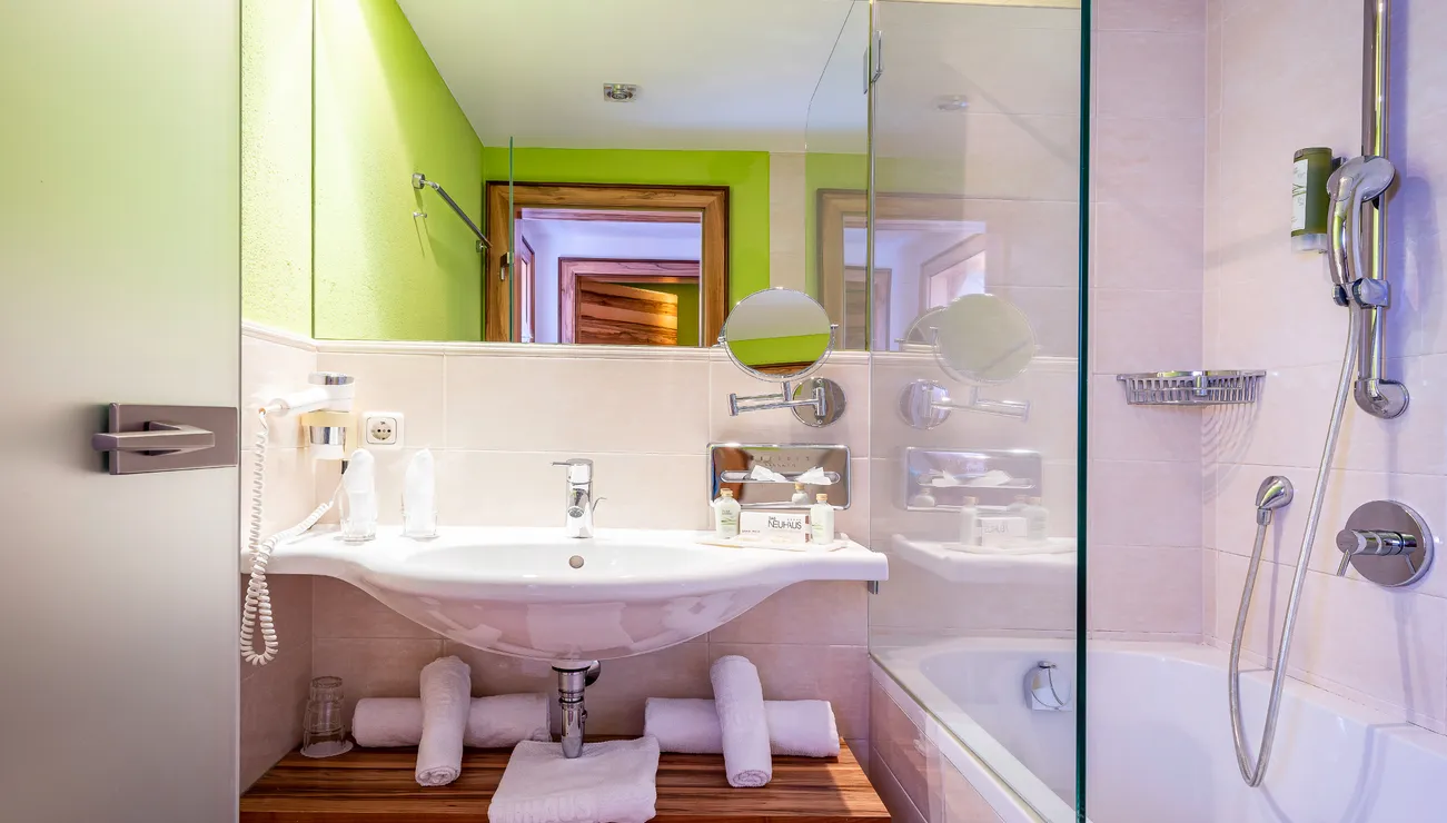 Badezimmer im Familienappartement Superior im Hotel das Neuhaus