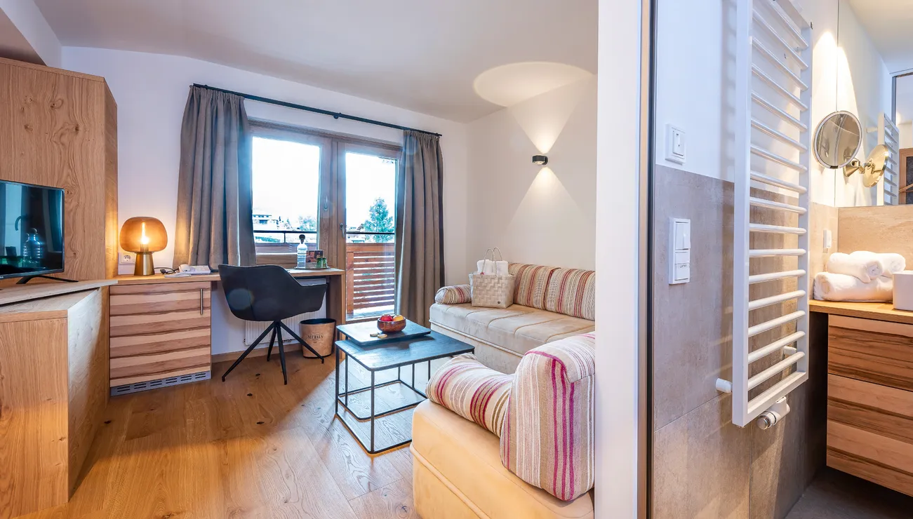 Wohnbereich der Juniorsuite Bergblick Family im Hotel das Neuhaus 
