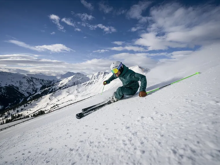 Mann beim skifahren 