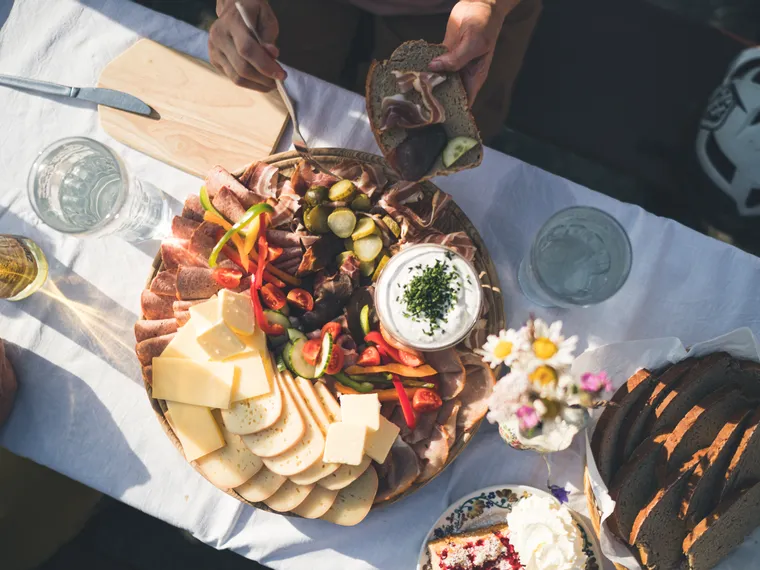 Eine Brettljause nach einer herrlichen Biketour genießen
