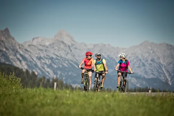 3 Biker auf einem Forstweg im Glemmtal