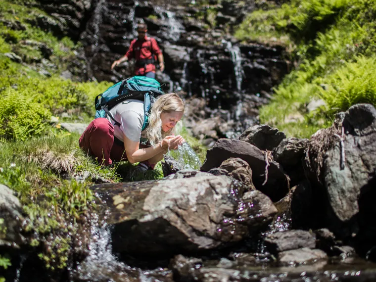 Familie beim wandern in den Bergen 