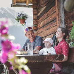 Auf einer Almhütte in Saalbach
