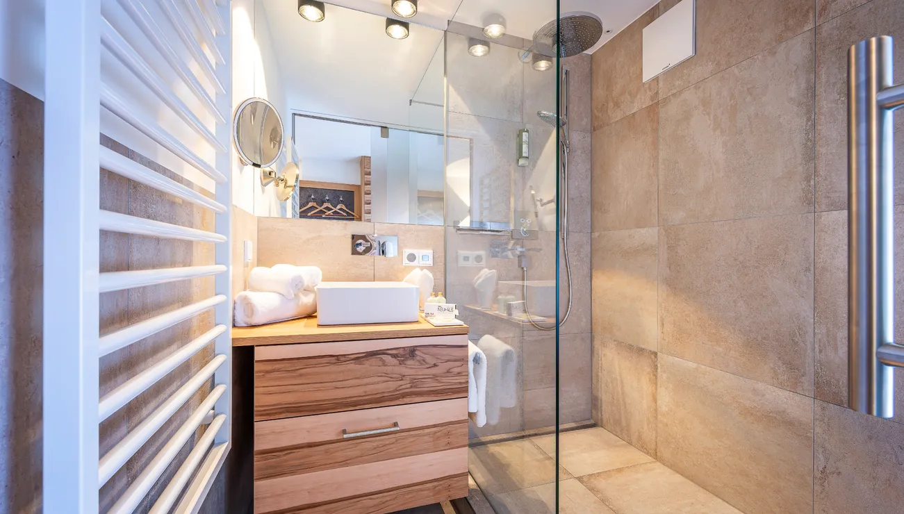 modernes Badezimmer in der Juniorsuite im Hotel das Neuhaus