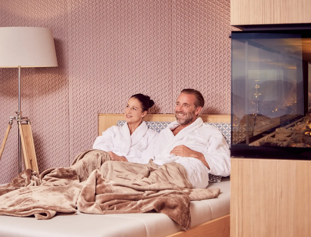 Pärchen beim entspannen im Hotel das Neuhaus