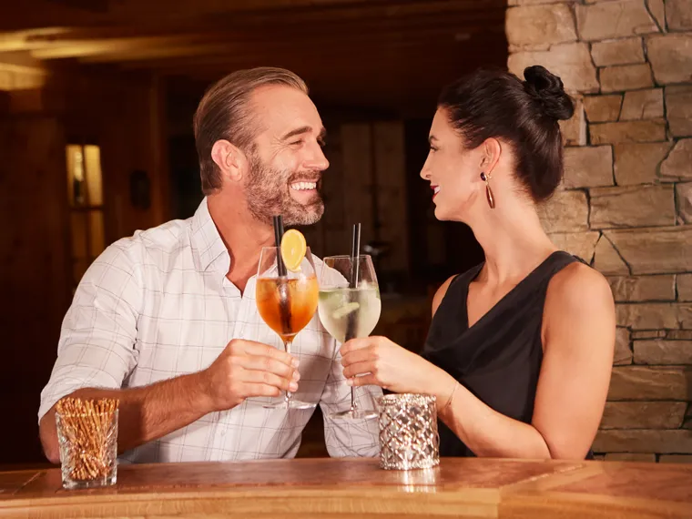 Paar an der Bar im DAS NEUHAUS
