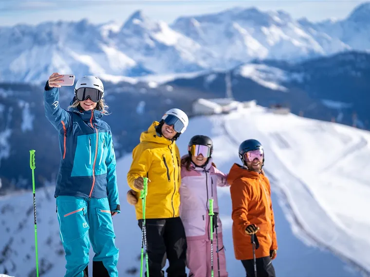 Familie beim Skifahren am Berg in Saalbach