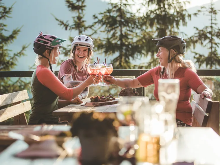 Rast nach einer Biketour auf einer der unzähligen Almhütten