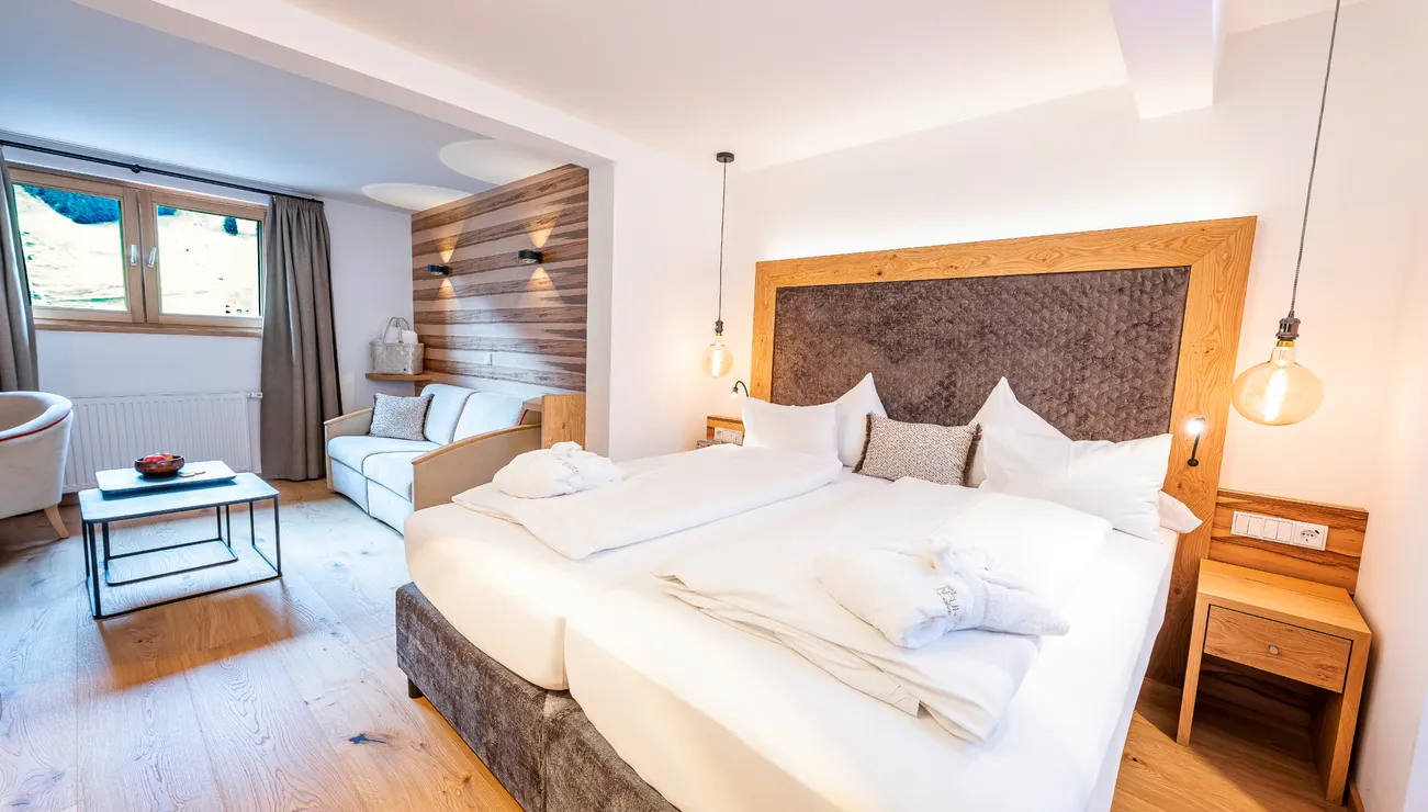 Doppelbett in der Juniorsuite Bergblick Family im Hotel das Neuhaus 