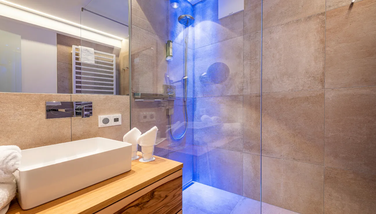 modernes Badezimmer im Doppelzimmer Bergblick im 4 Sterne Hotel das Neuhaus