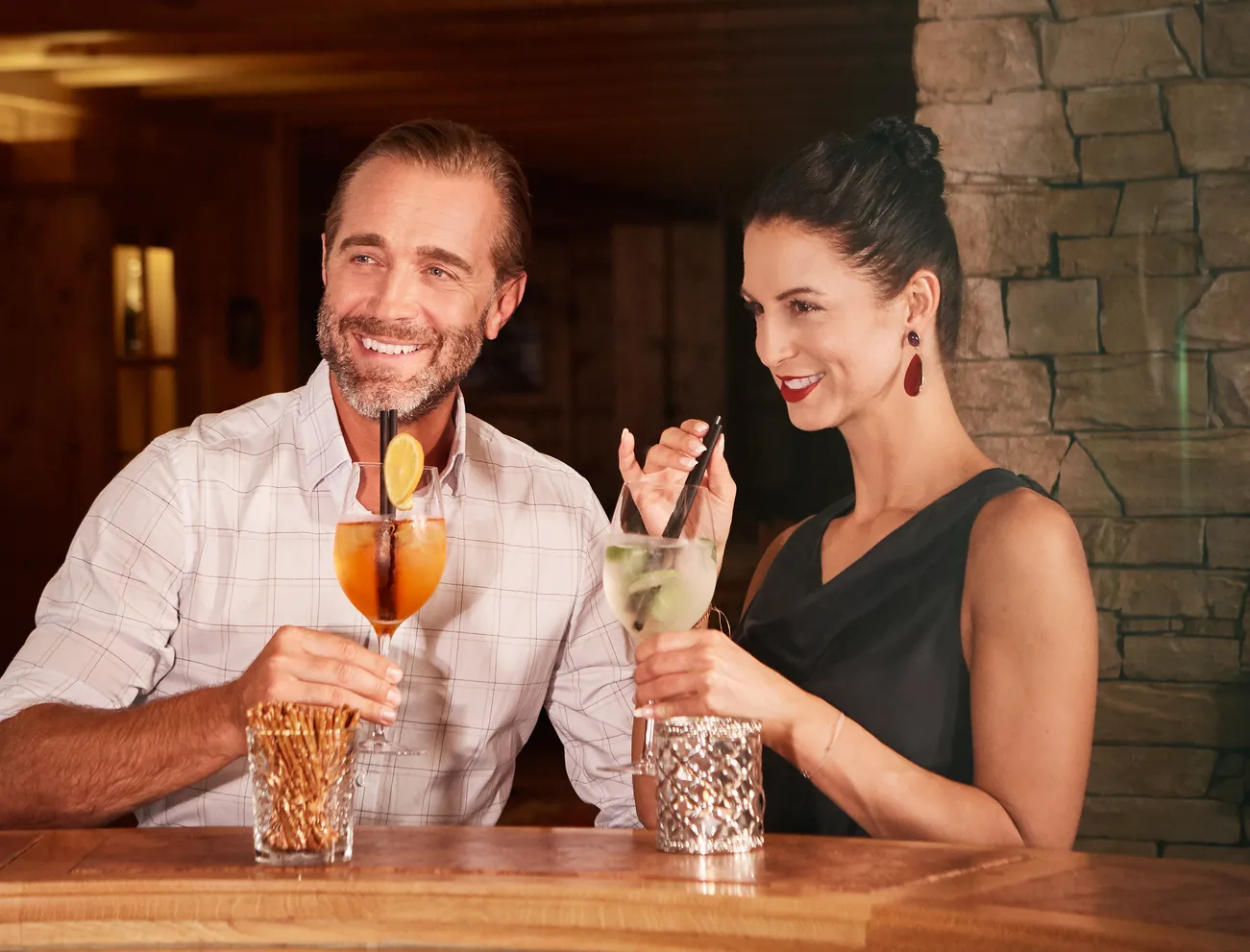 Pärchen an Bar im 4 Sterne Superior Hotel das Neuhaus