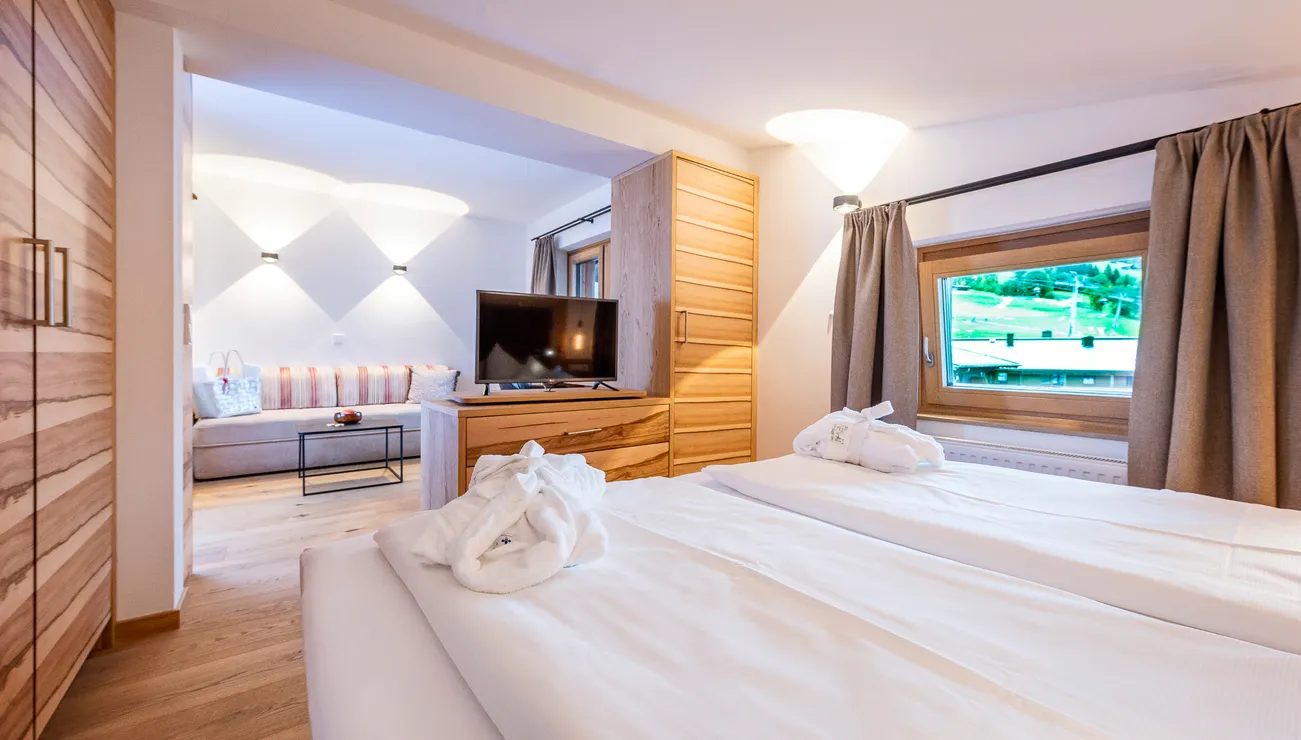 Blick vom Bett auf den Wohnbereich in der Junior