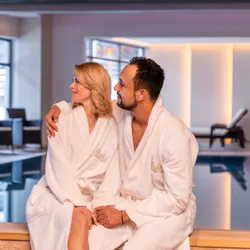 Pärchen beim Wellnessen im 4 Sterne Superior Hotel das Neuhaus