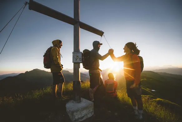 Sonnenaufgang beim Gipfelkreuz in Saalbach