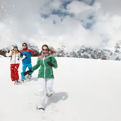 Spaß im Schnee mit Freunden in Saalbach