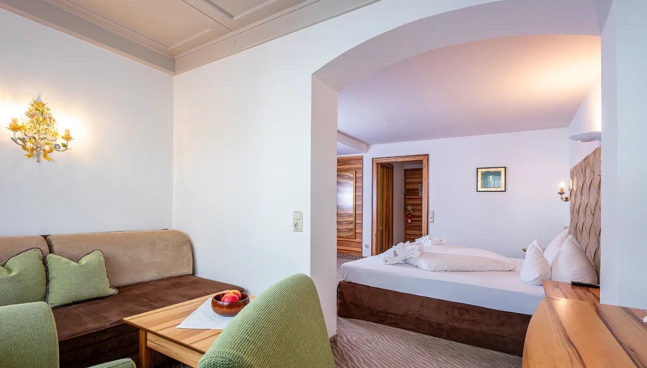 Wohn- und Schlafbereich im Familienappartement Superior im Hotel das Neuhaus