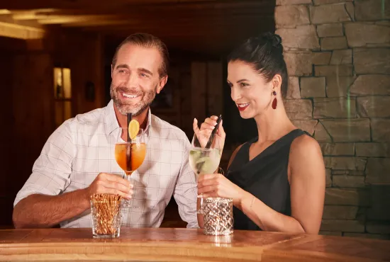 Pärchen an der Bar im 4 Sterne Superior Hotel DAS NEUHAUS