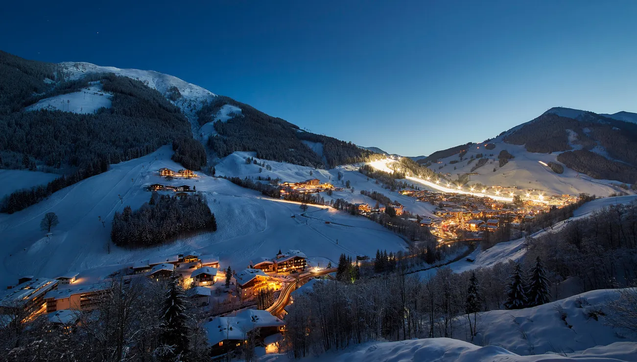 Saalbach im Winter von oben 
