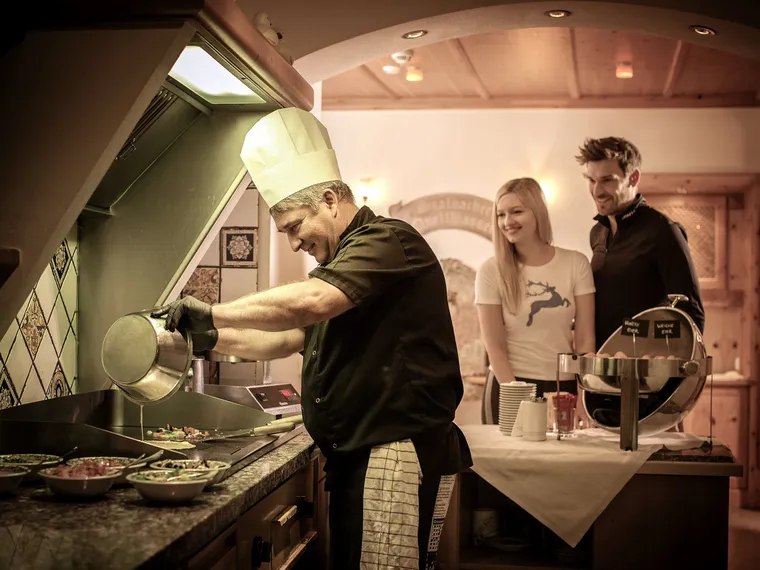 Koch macht Omelette am Frühstücksbuffet im Hotel das Neuhaus 
