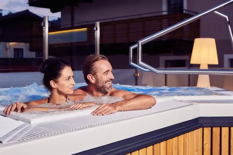 Wellness im DAS NEUHAUS - Paar im Pool in Saalbach Hinterglemm