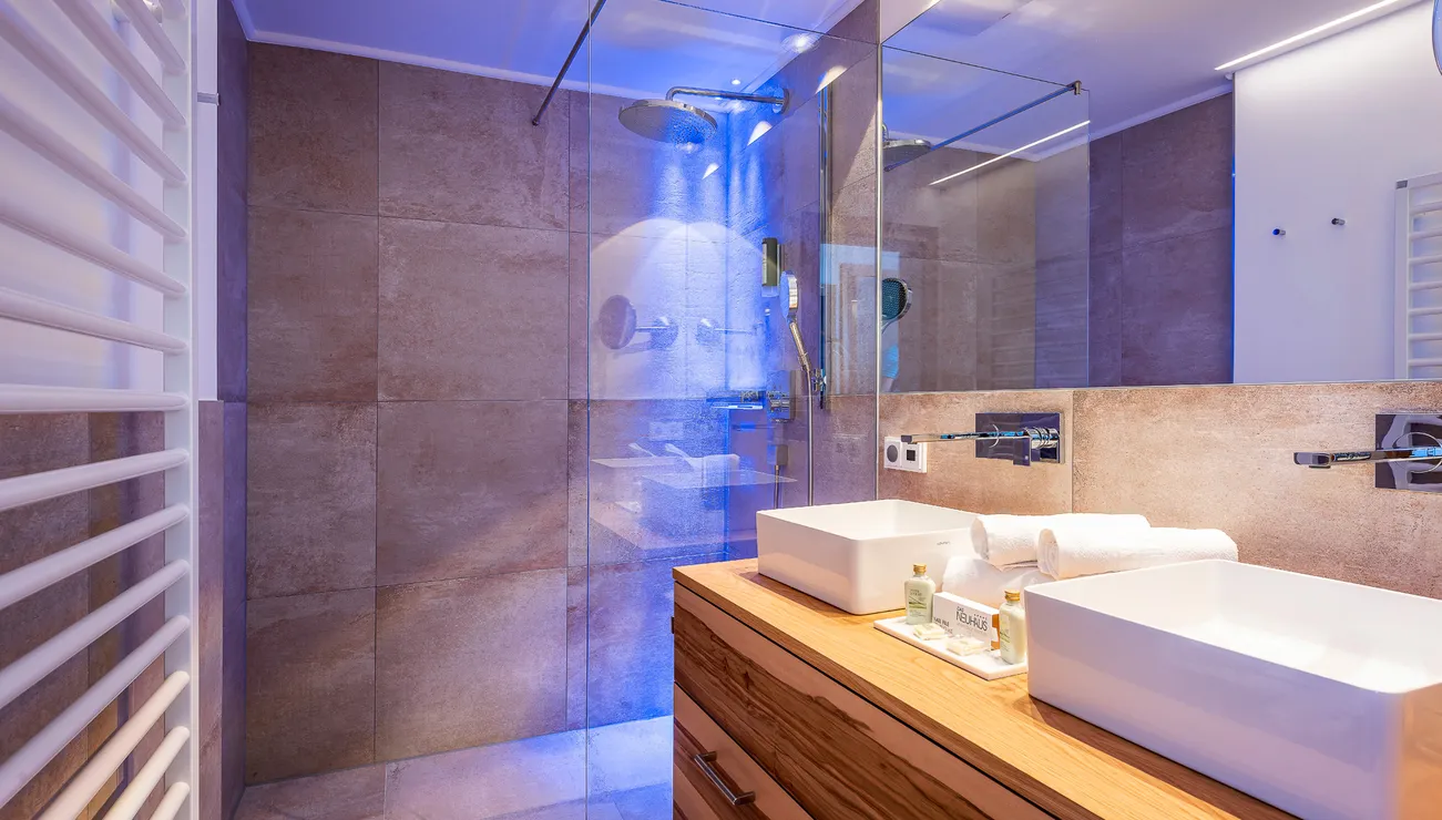 modernes Badezimmer in der Suite Deluxe Family 2 im Hotel das Neuhaus