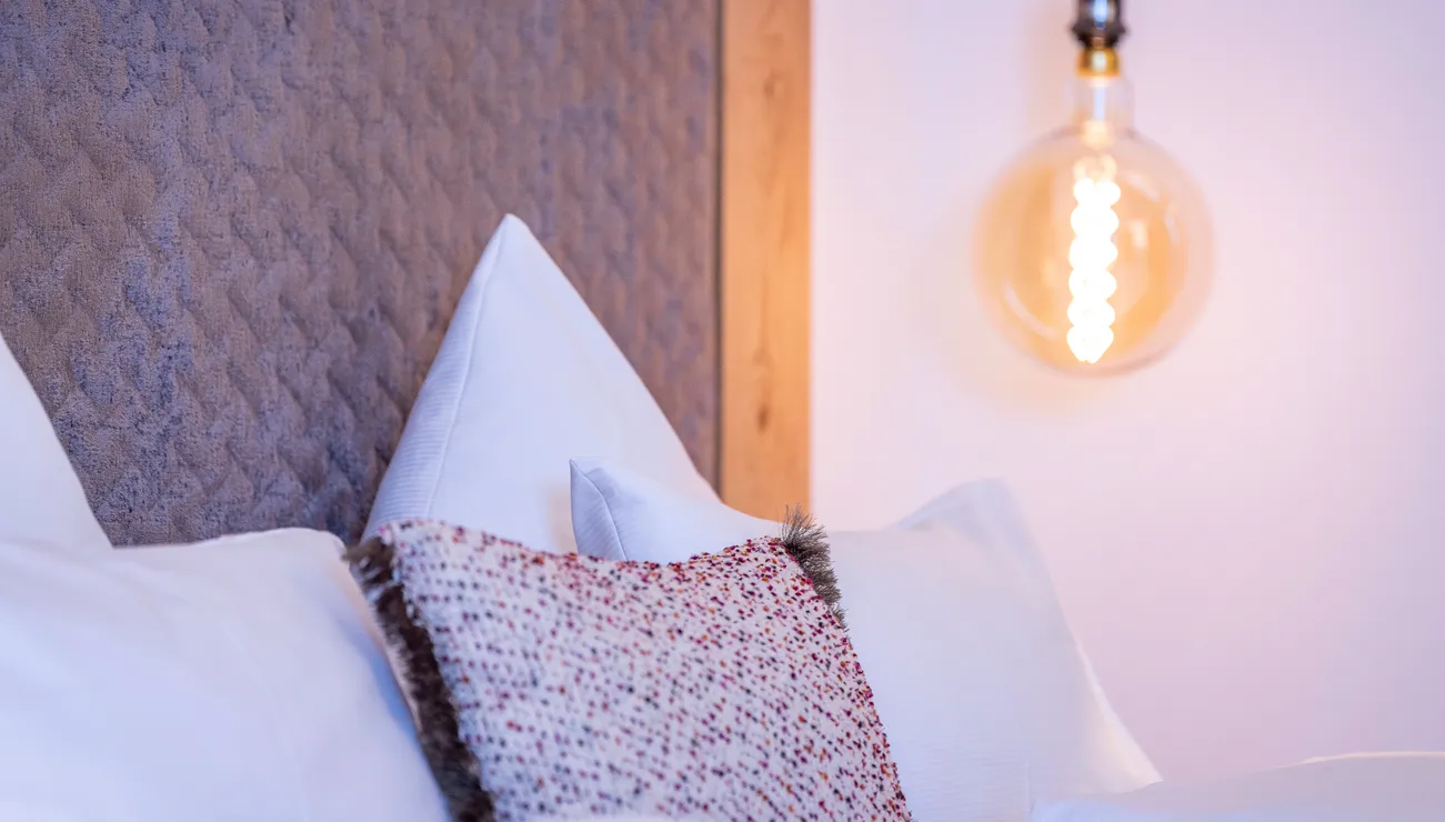 Details vom Bett im Familienappartement Bergblick im Hotel das Neuhaus