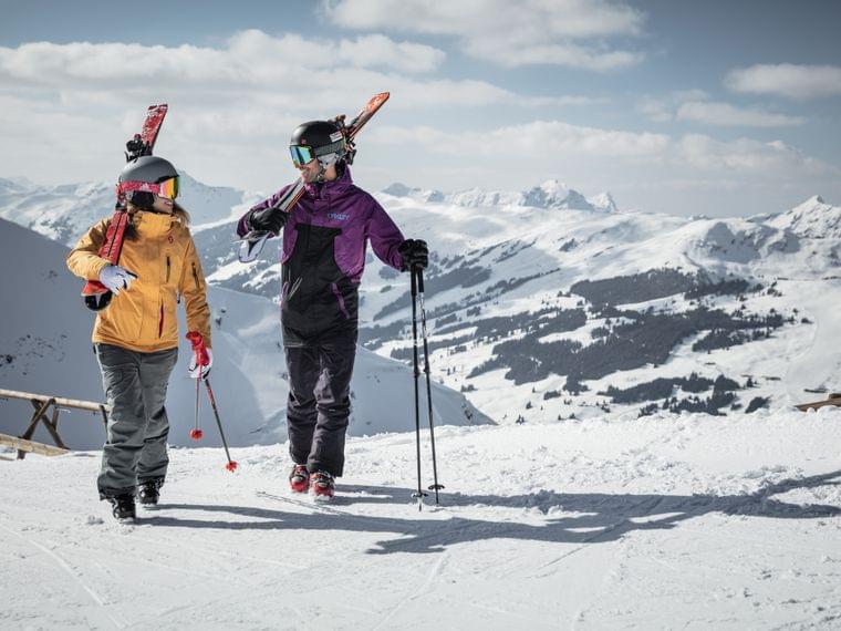 Paar beim Skifahren im Skicircus Saalbach Hinterglemm