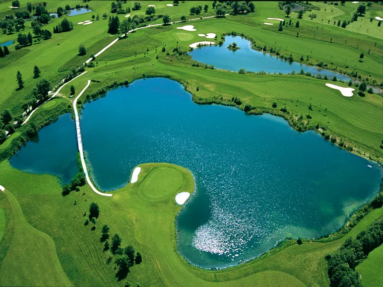 Herrlich angelegte Golfplätze rund um das Hotel Neuhaus
