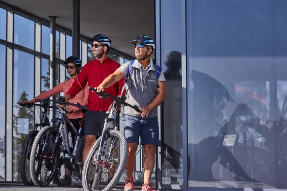 Die Bergbahn nutzen um einen Ausgangspunkt für einen Trail zu erreichen